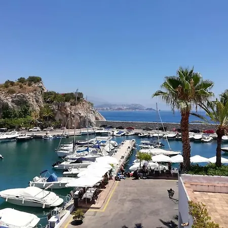 Grande En El Puerto Marina Del *